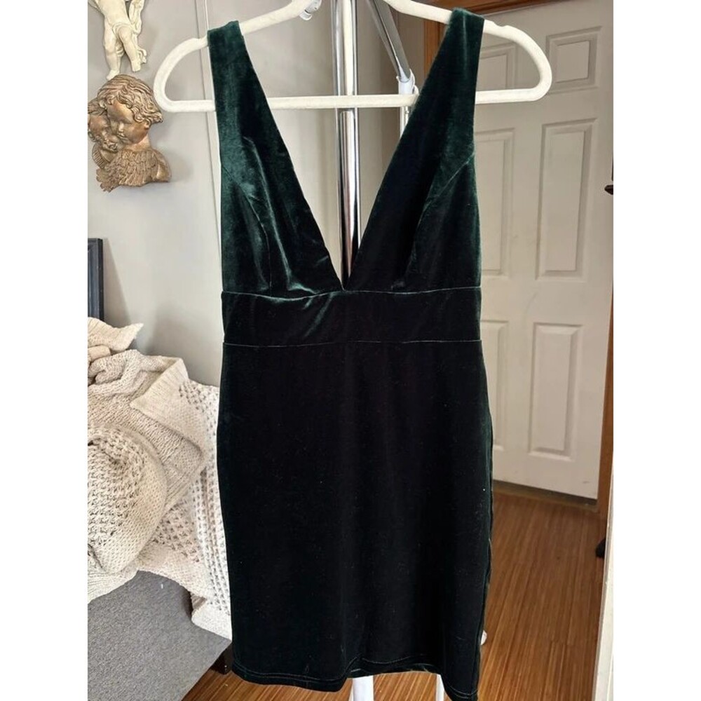 Green velvet Lulu‘s mini dress size medium
